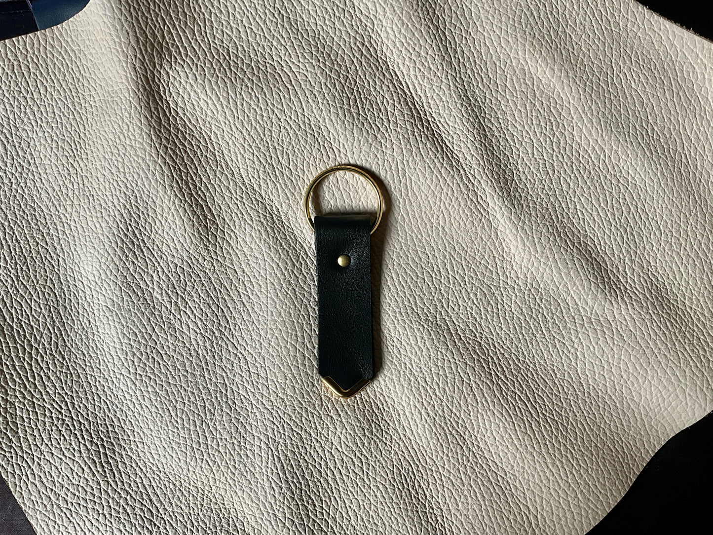 Artisanal - Porte-clé en cuir riveté