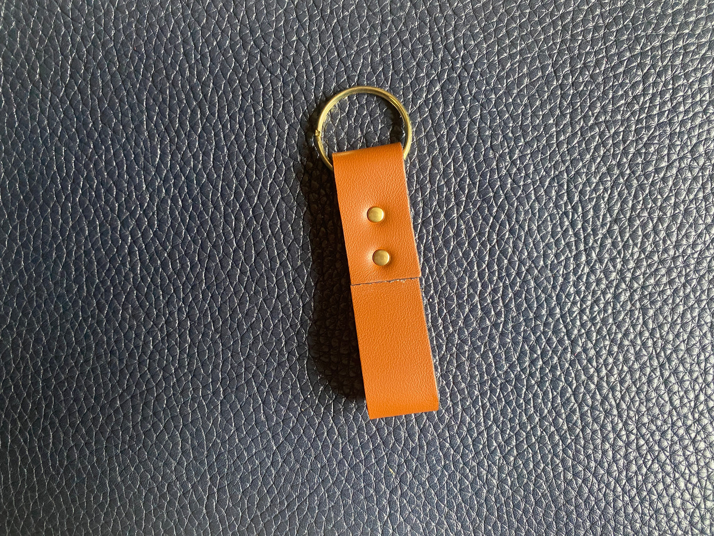 Artisanal - Porte-clé en cuir boucle rivetée