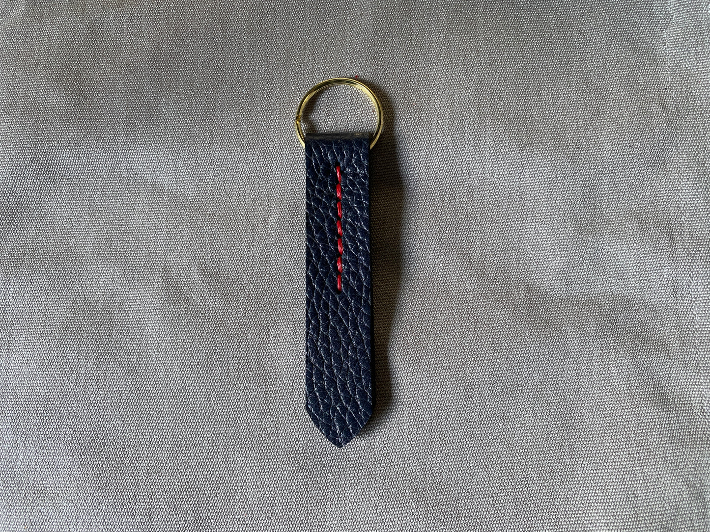 Artisanal - Porte-clé en cuir couture ligne