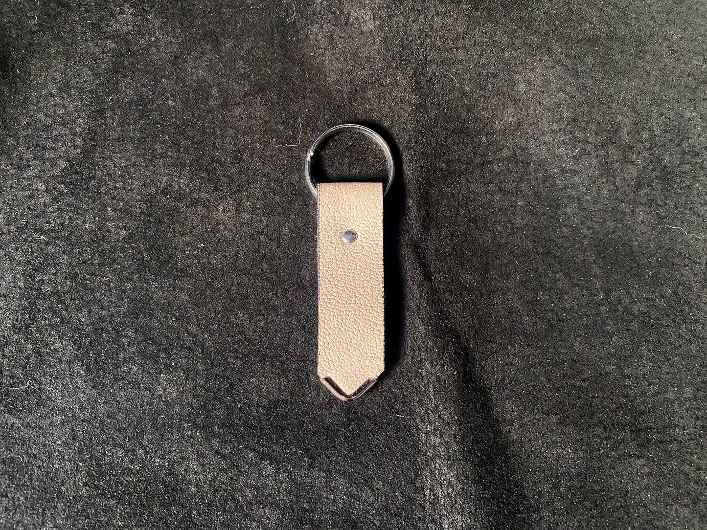 Artisanal - Porte-clé en cuir riveté
