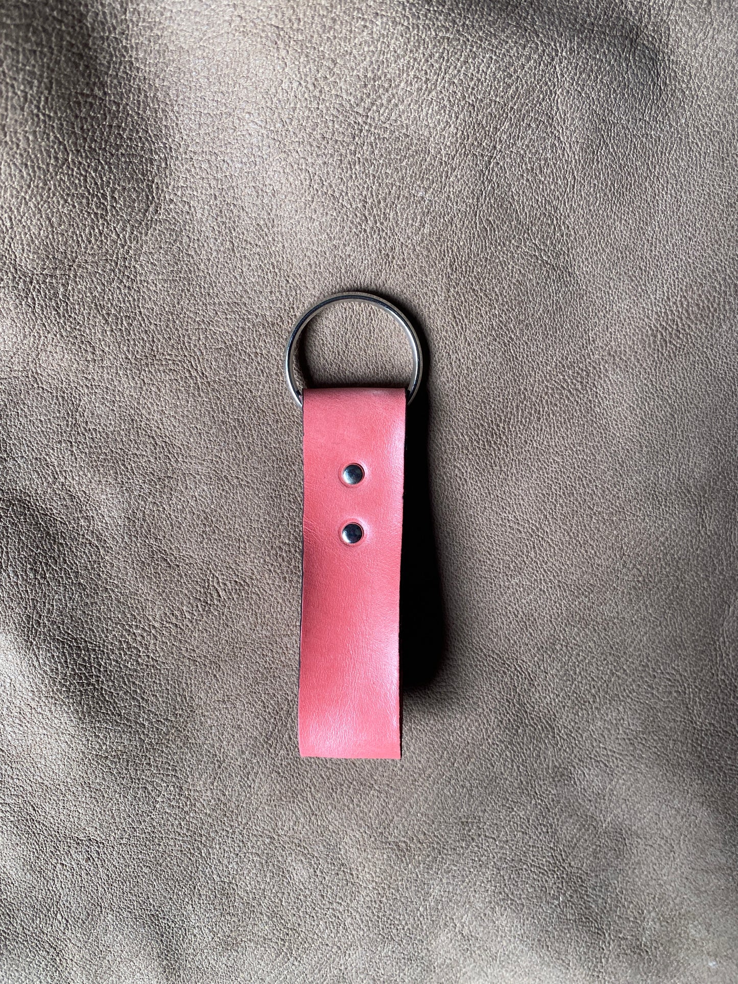 Artisanal - Porte-clé en cuir boucle rivetée