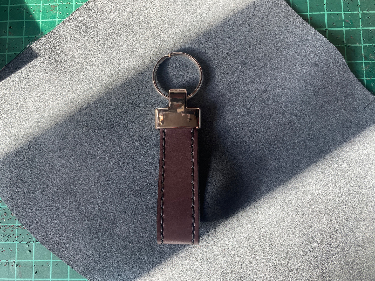 Artisanal - Porte-clé en cuir, tête métal