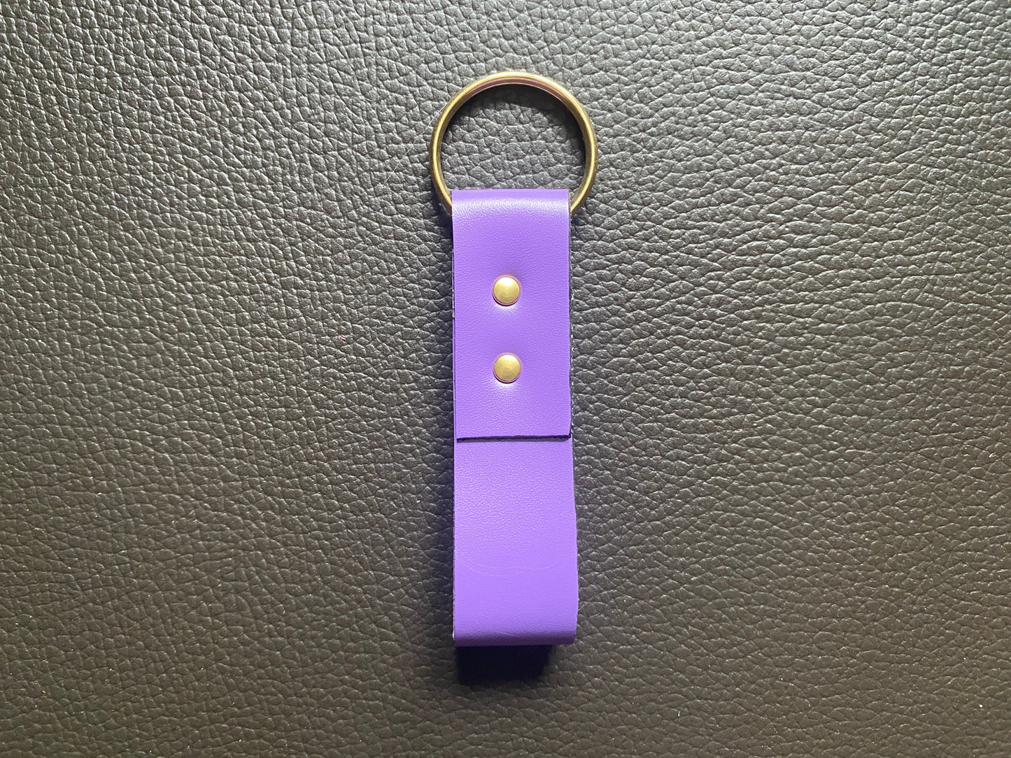Artisanal - Porte-clé en cuir boucle rivetée