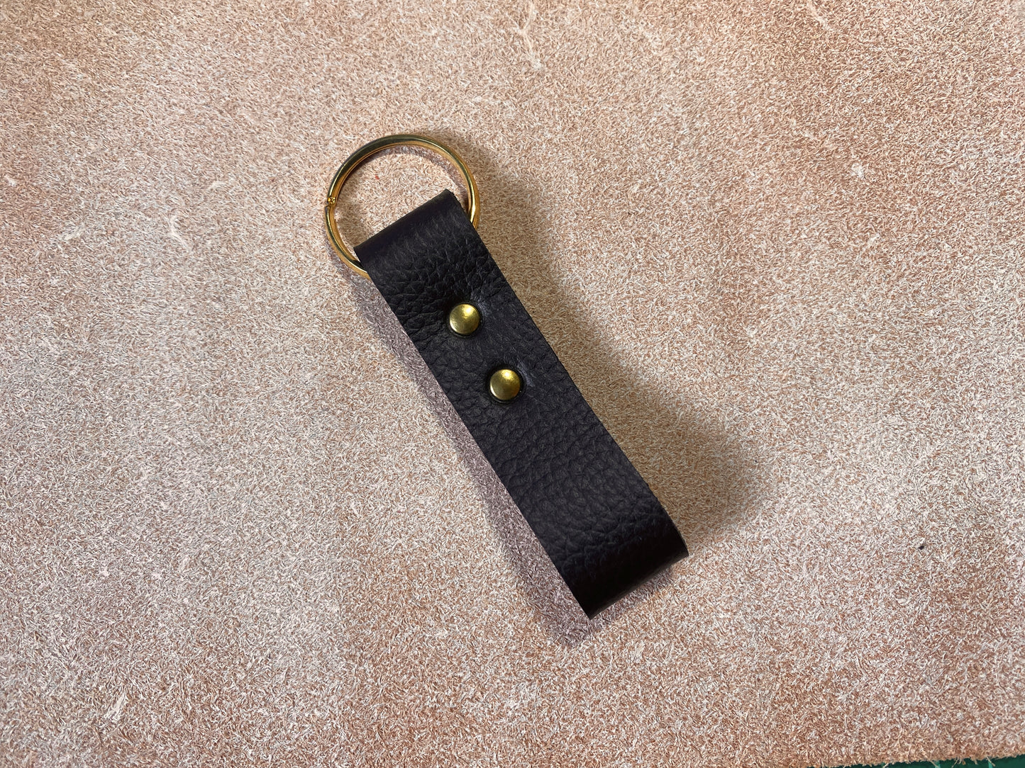 Artisanal - Porte-clé en cuir boucle rivetée