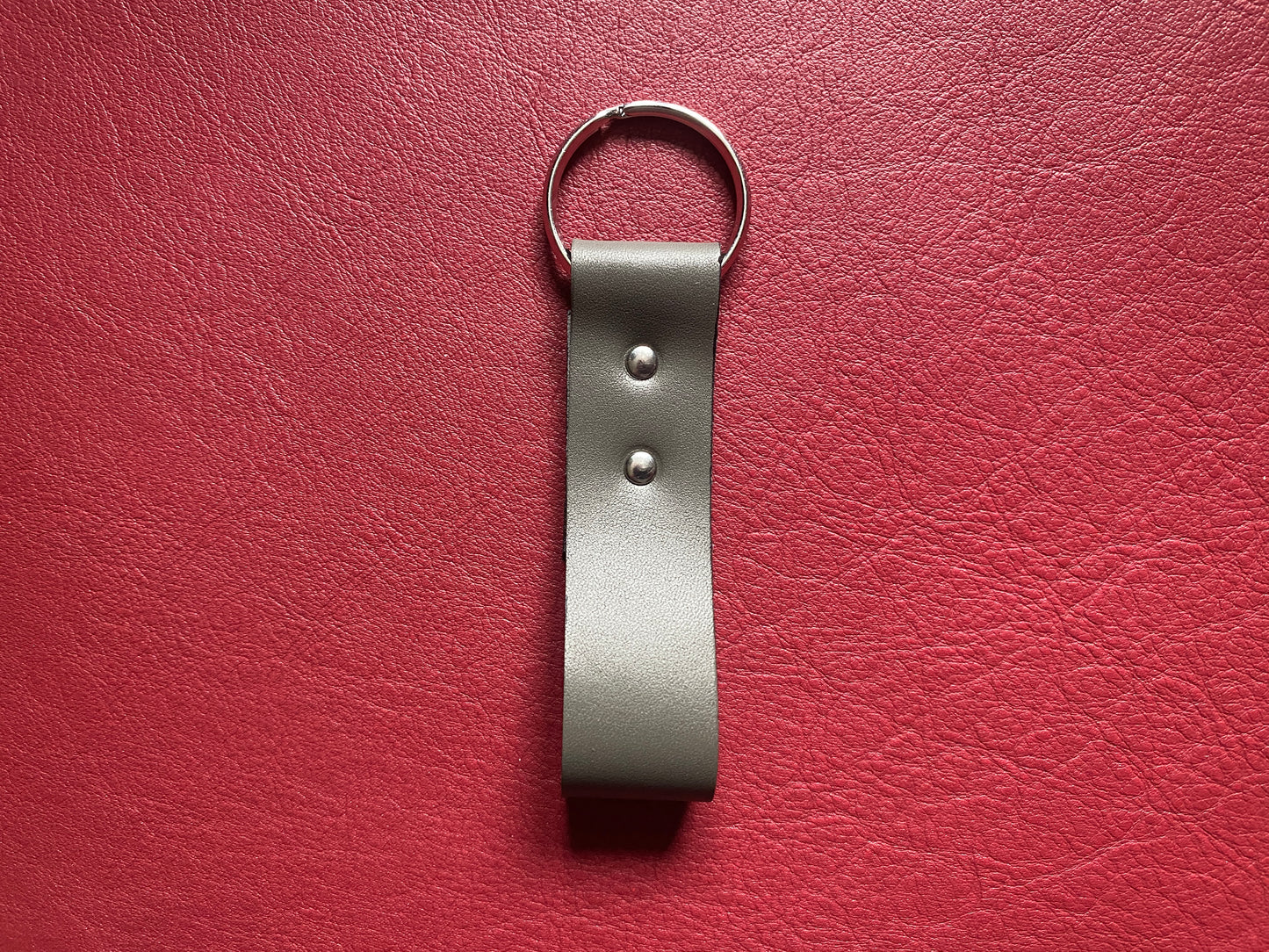 Artisanal - Porte-clé en cuir boucle rivetée