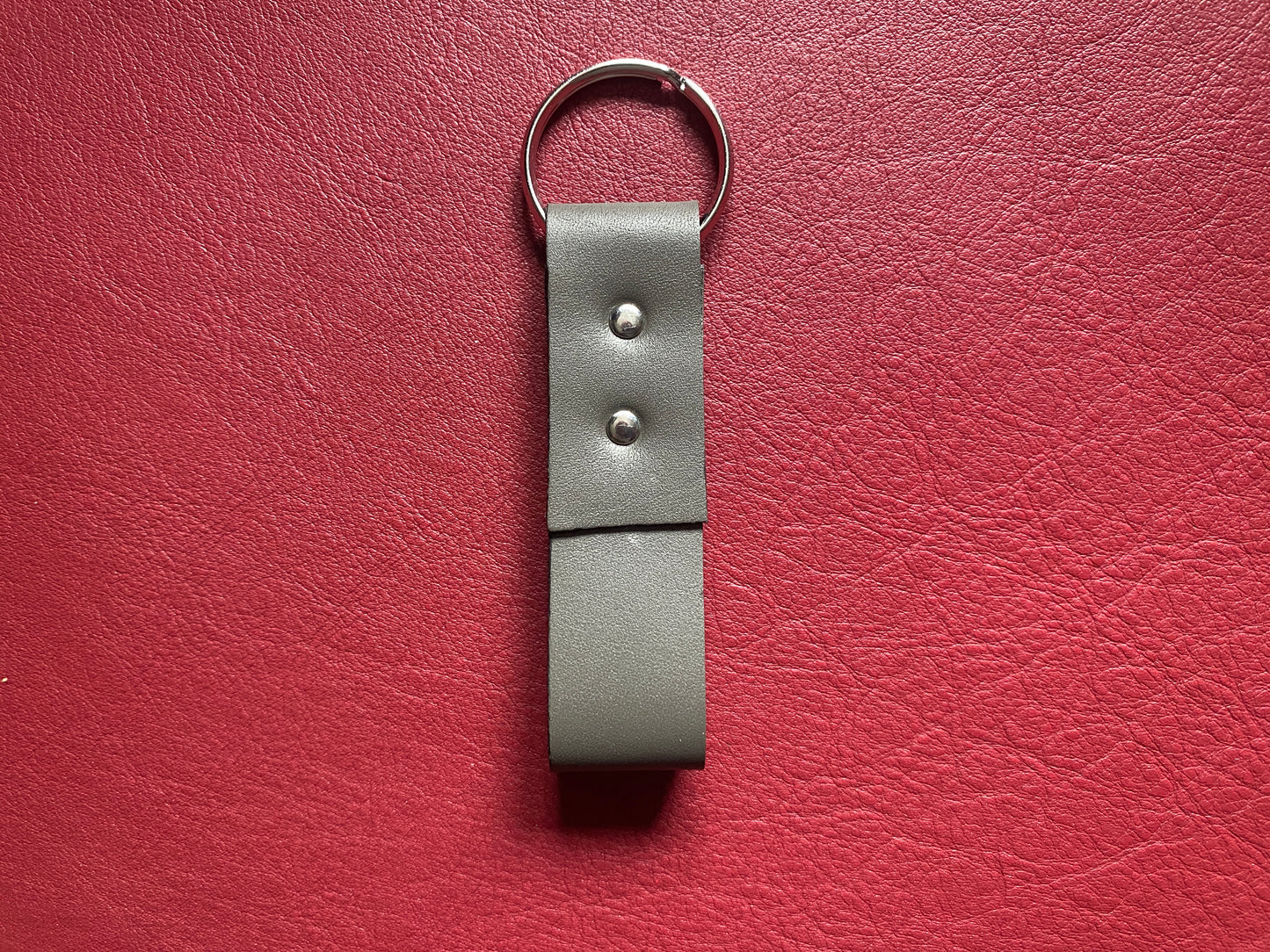 Artisanal - Porte-clé en cuir boucle rivetée