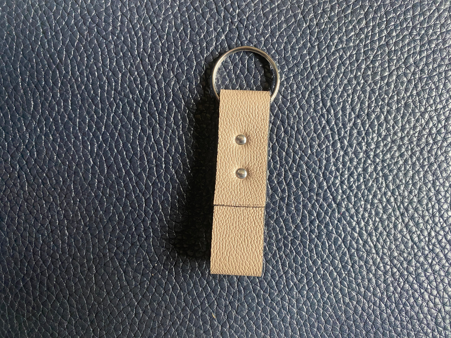 Artisanal - Porte-clé en cuir boucle rivetée