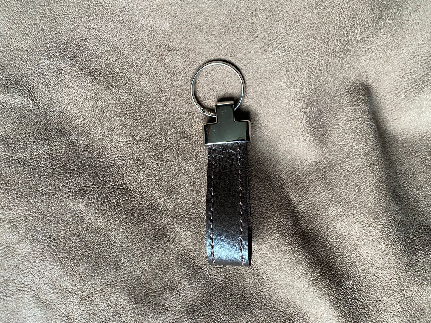 Artisanal - Porte-clé en cuir, tête métal