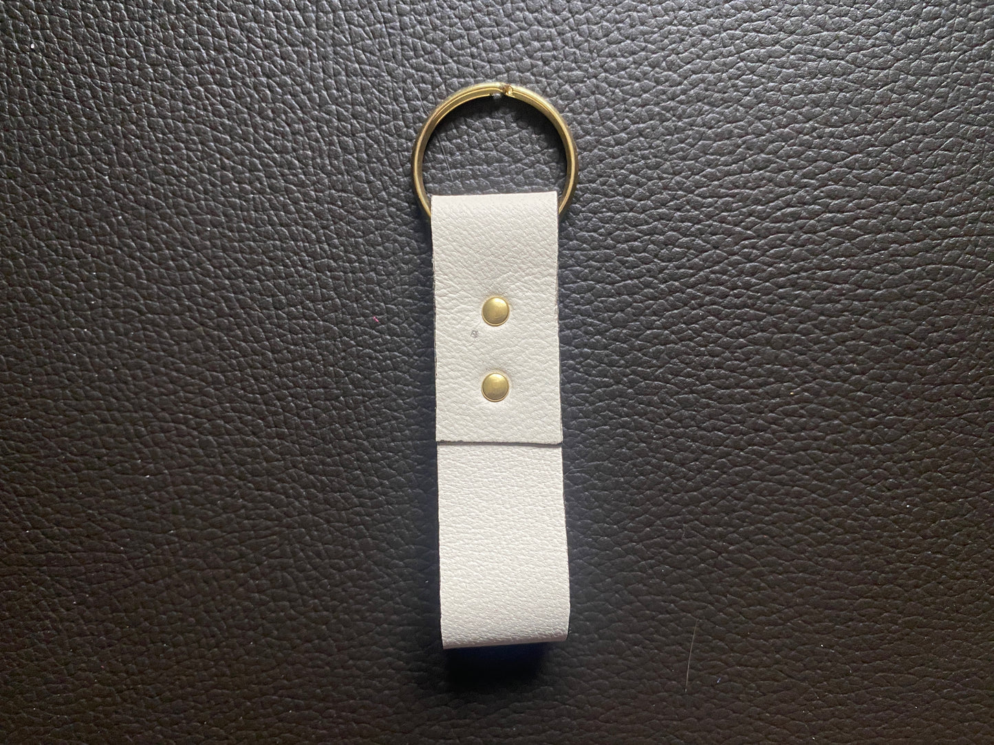 Artisanal - Porte-clé en cuir boucle rivetée