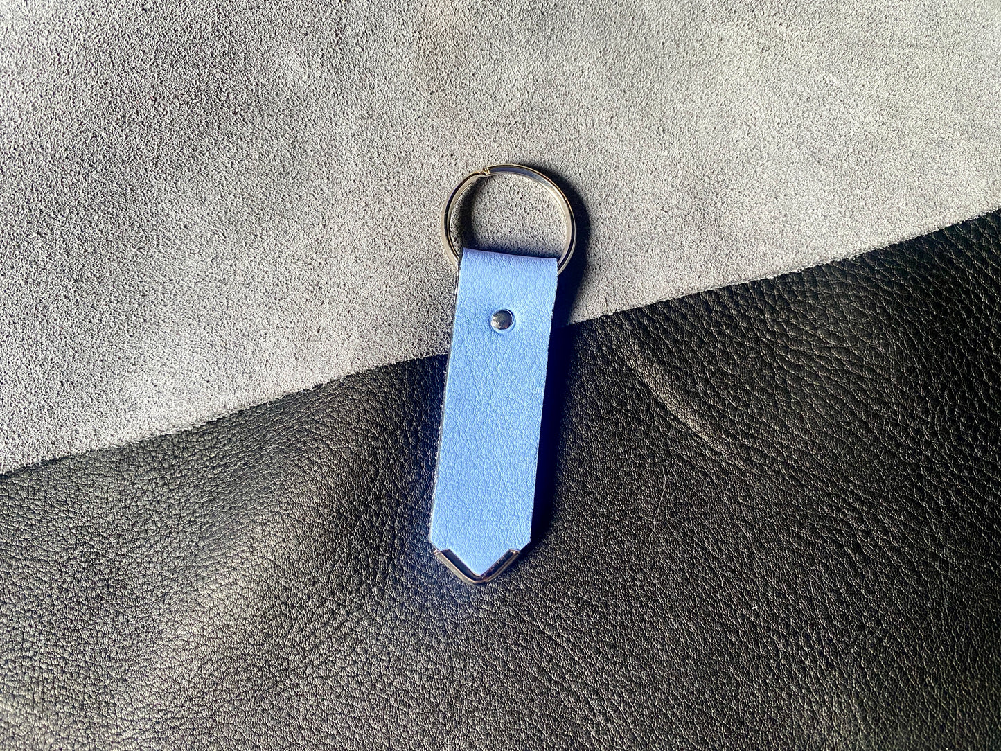 Artisanal - Porte-clé en cuir riveté