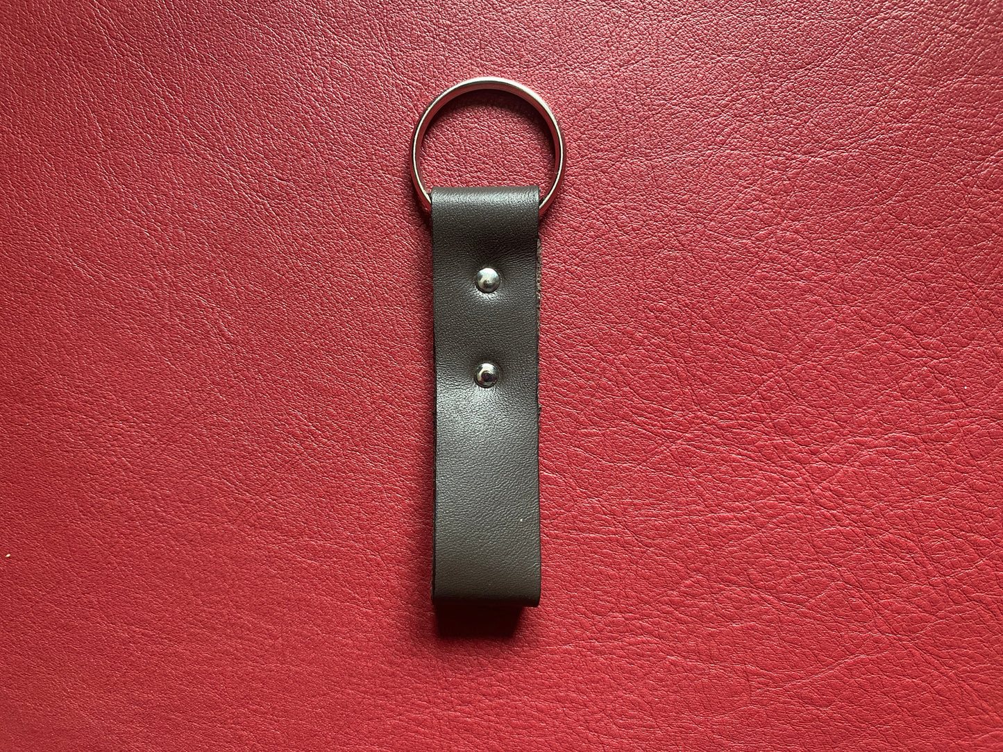 Artisanal - Porte-clé en cuir boucle rivetée
