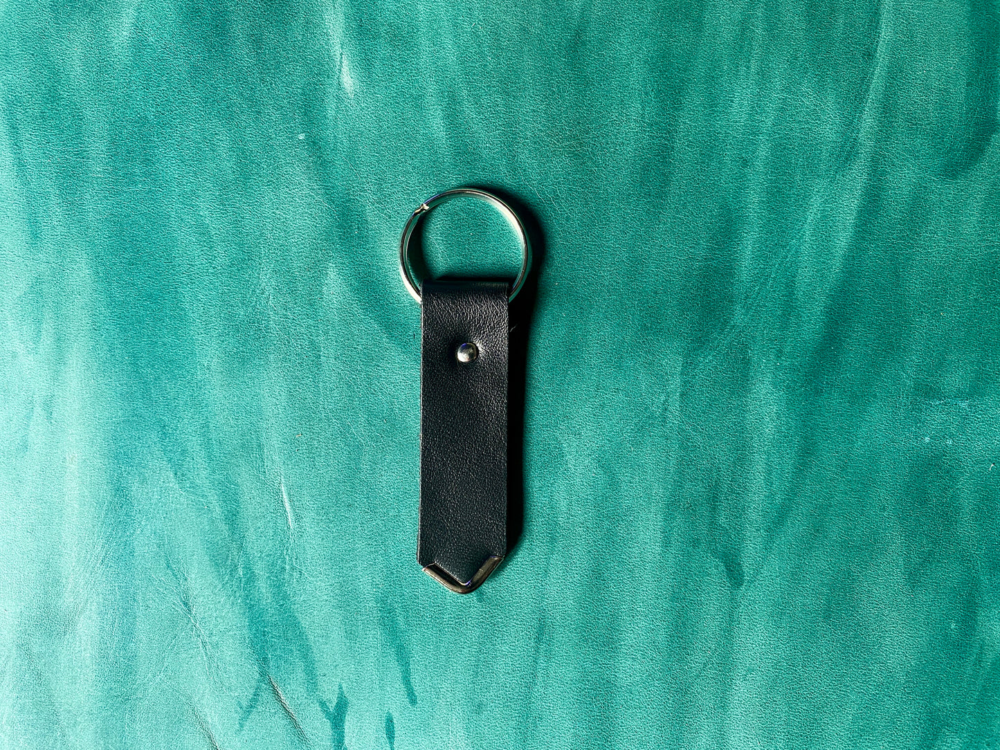 Artisanal - Porte-clé en cuir riveté