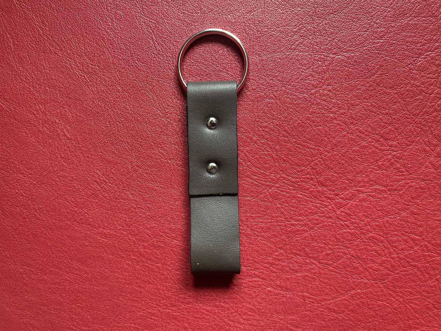 Artisanal - Porte-clé en cuir boucle rivetée