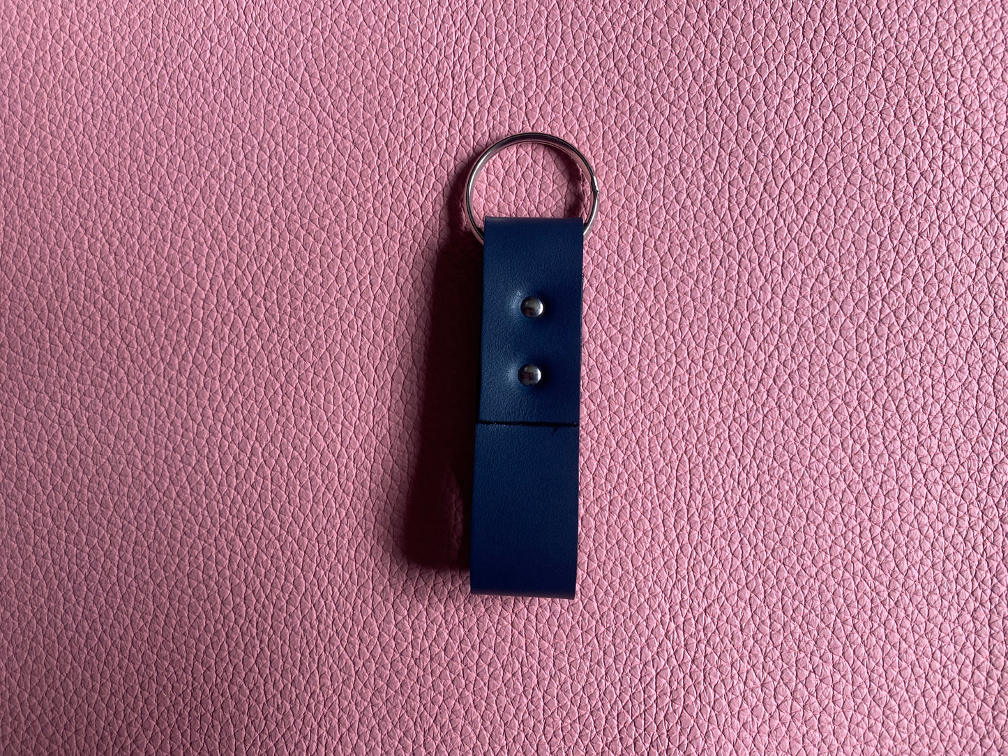 Artisanal - Porte-clé en cuir boucle rivetée