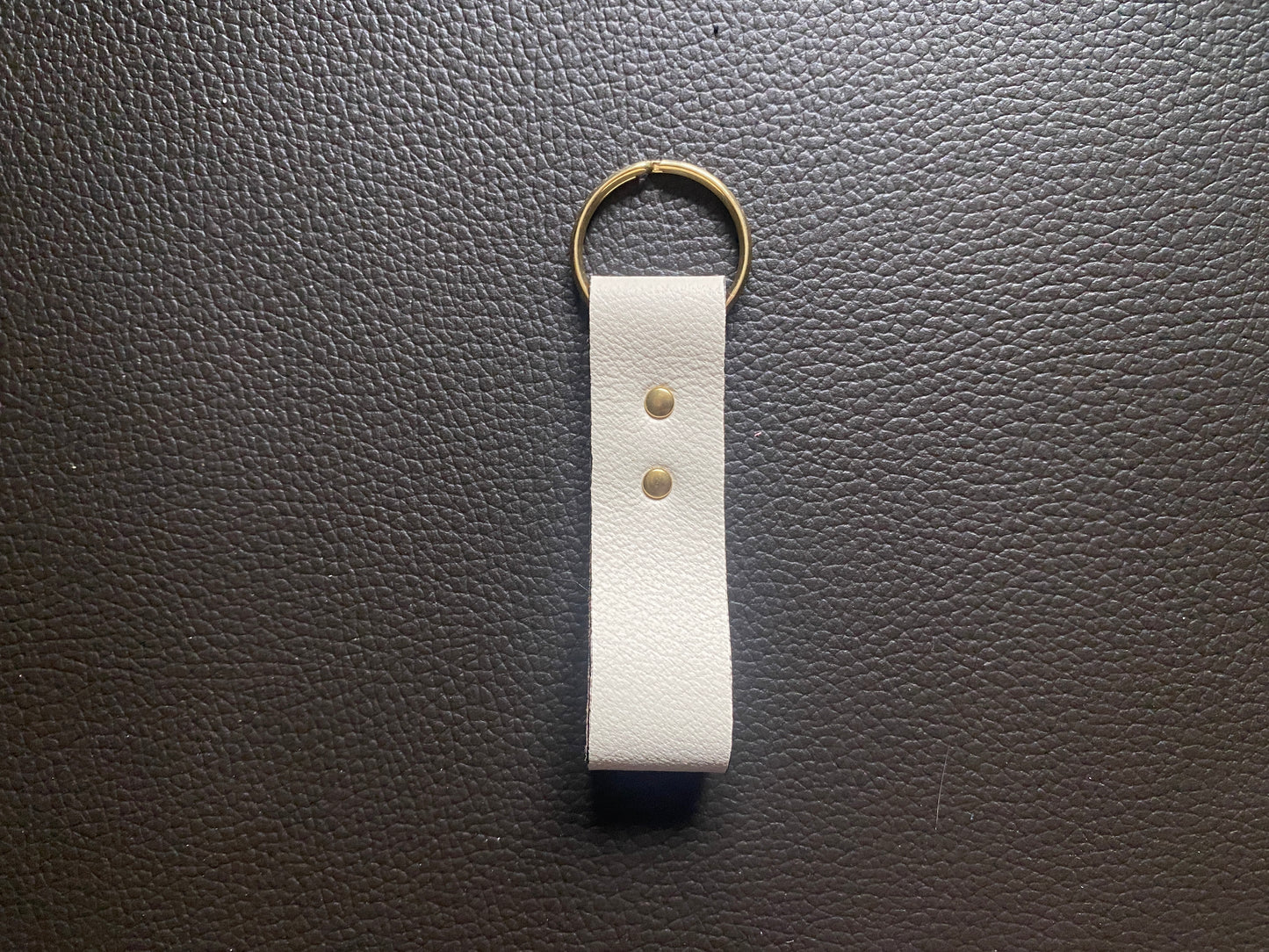 Artisanal - Porte-clé en cuir boucle rivetée