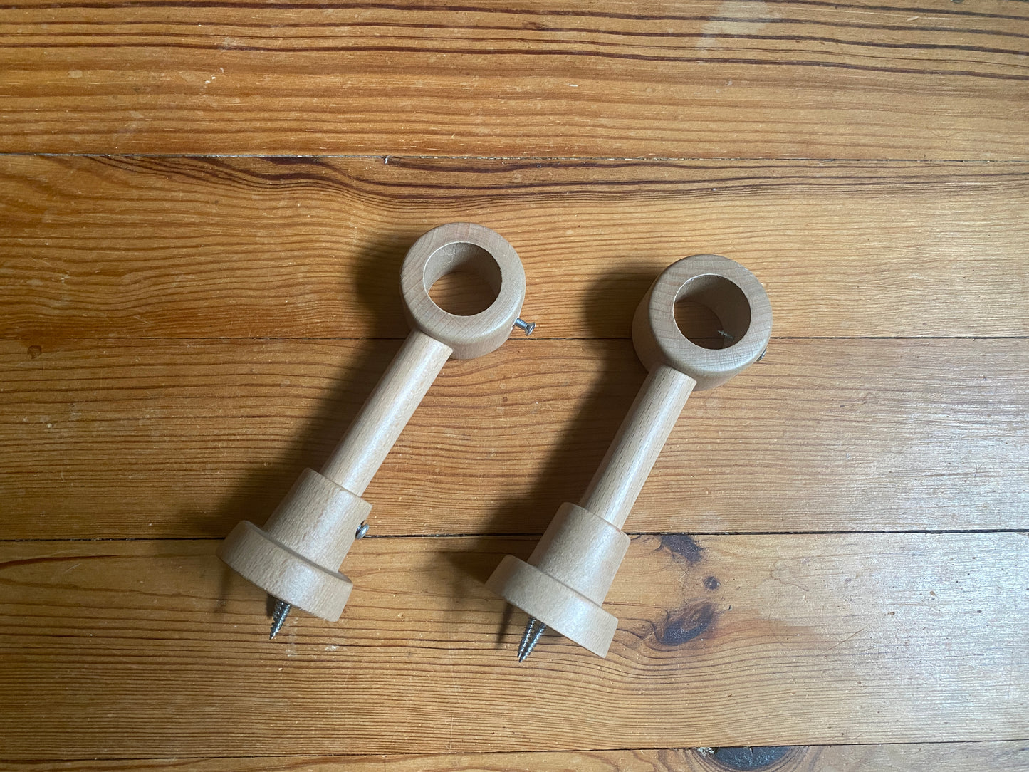 Supports pour tringle en bois