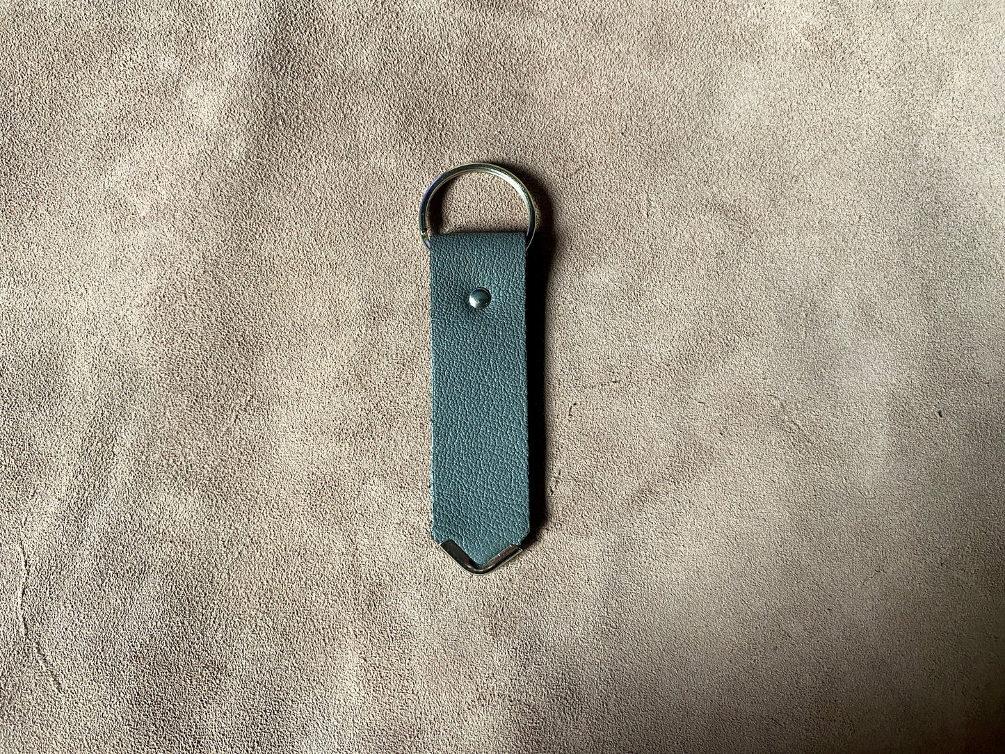 Artisanal - Porte-clé en cuir riveté