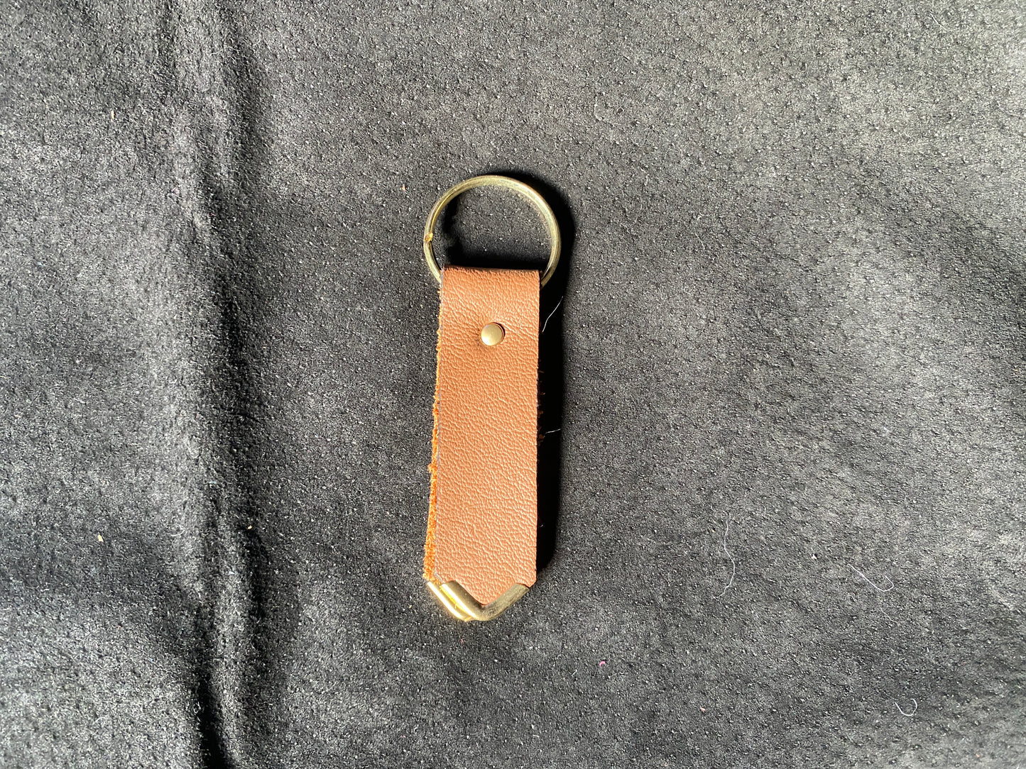 Artisanal - Porte-clé en cuir riveté