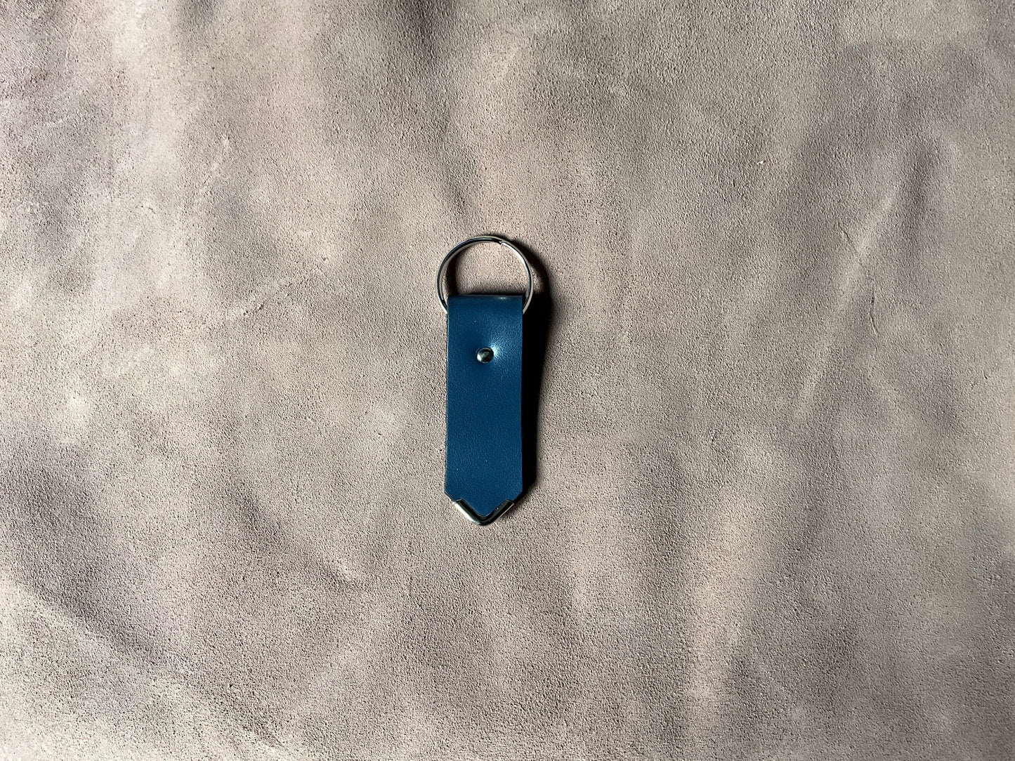 Artisanal - Porte-clé en cuir riveté