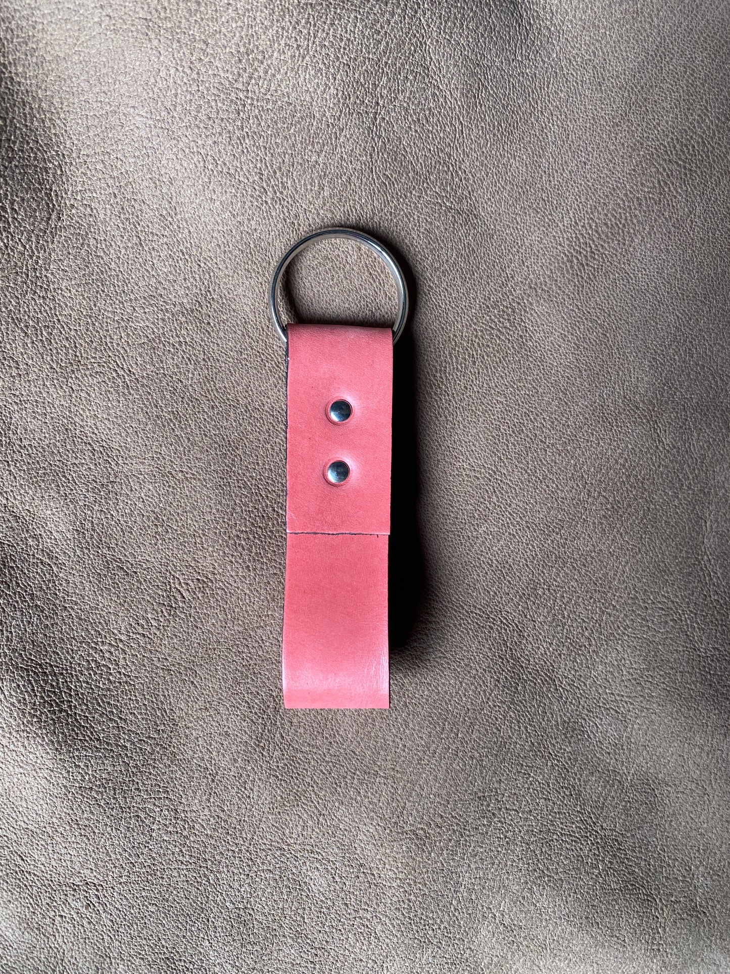 Artisanal - Porte-clé en cuir boucle rivetée