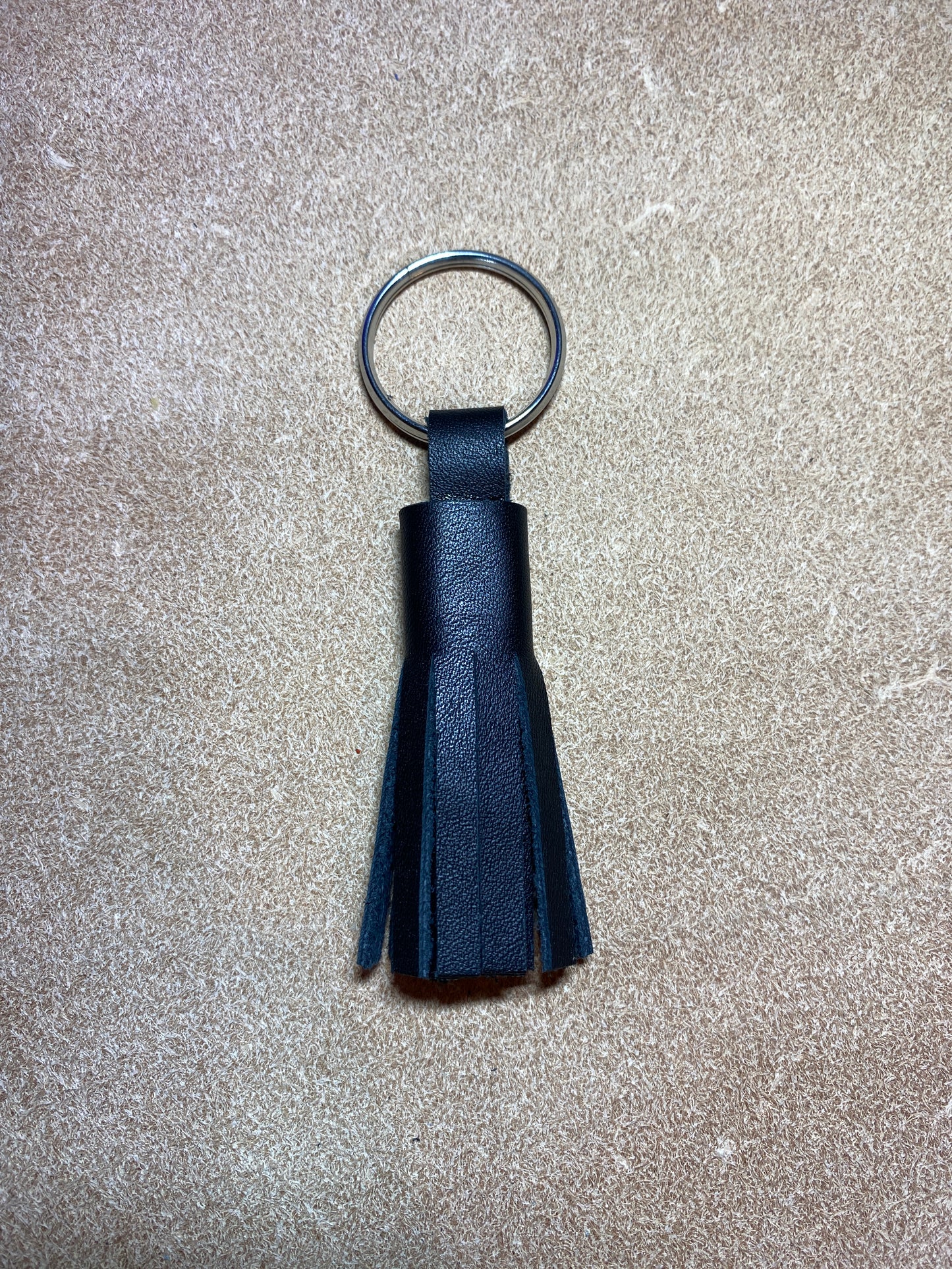 Artisanal - Porte-clé en cuir pompon