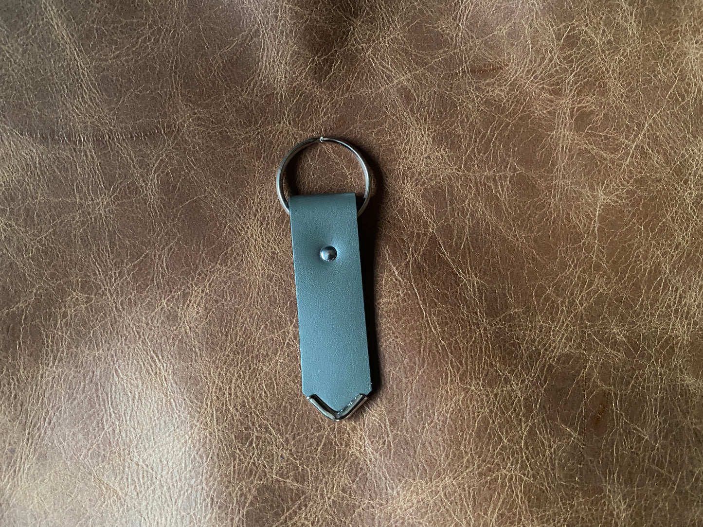 Artisanal - Porte-clé en cuir riveté