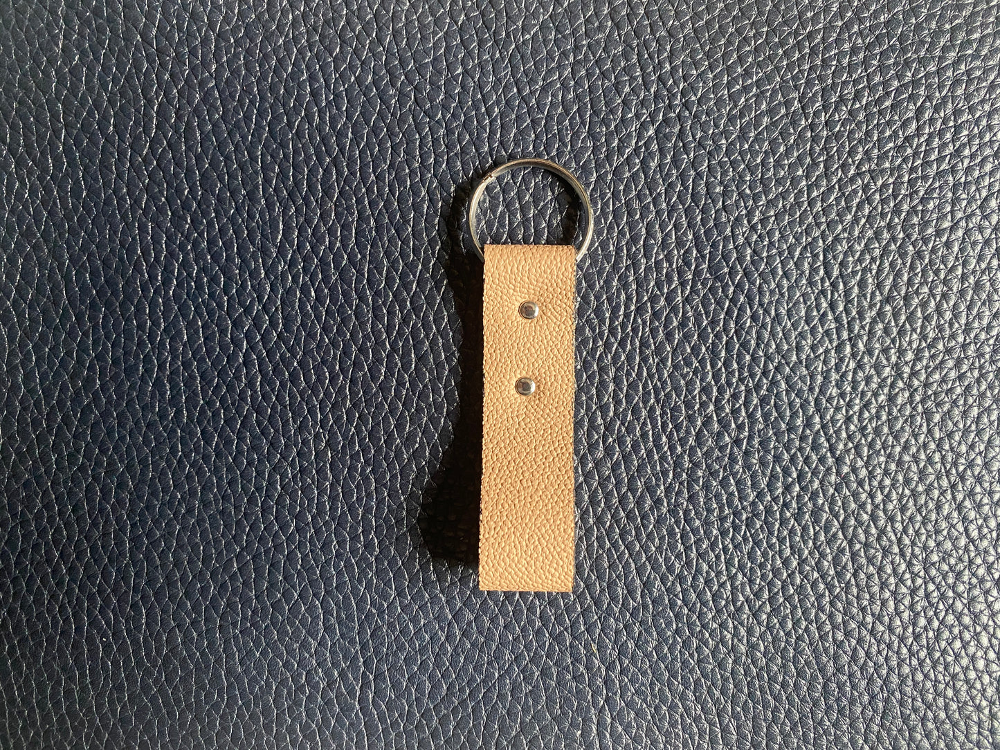 Artisanal - Porte-clé en cuir boucle rivetée