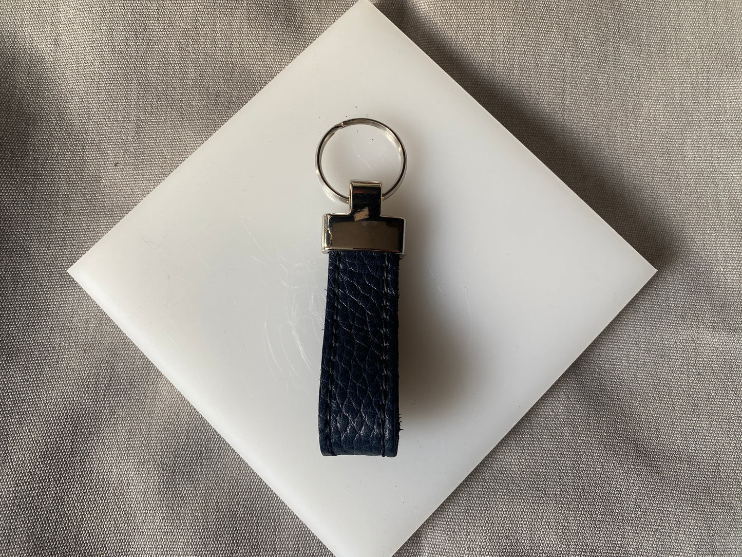 Artisanal - Porte-clé en cuir marine, tête métal - SUR-MESURE