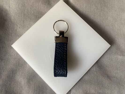 Artisanal - Porte-clé en cuir marine, tête métal - SUR-MESURE