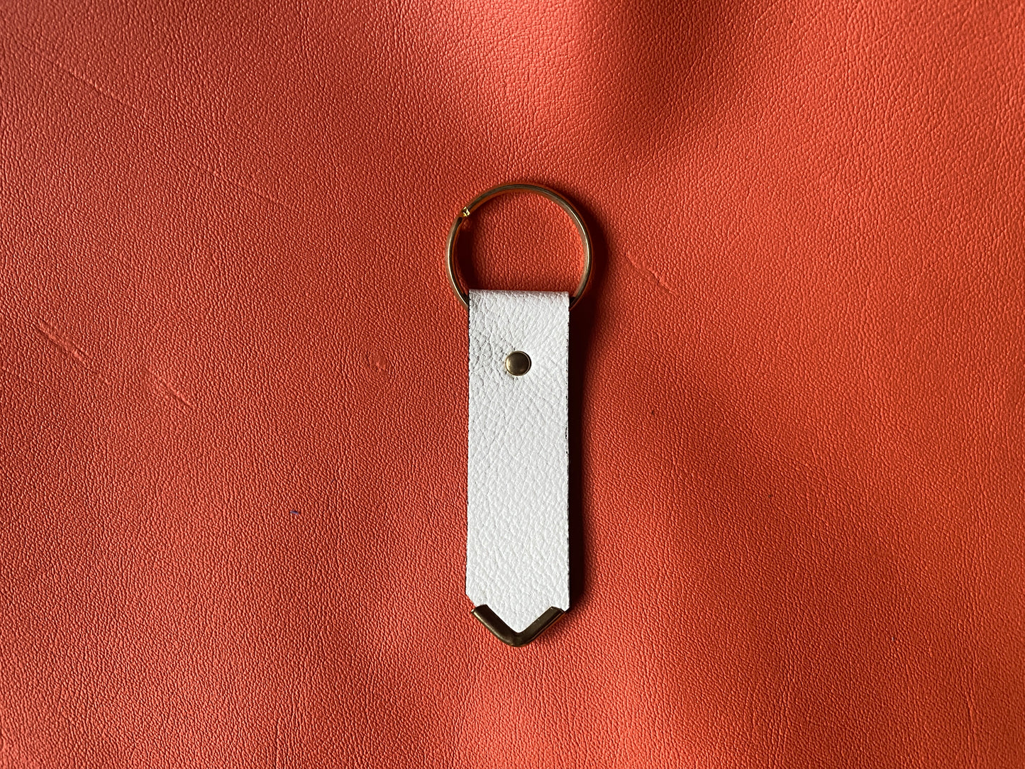 Artisanal - Porte-clé en cuir riveté
