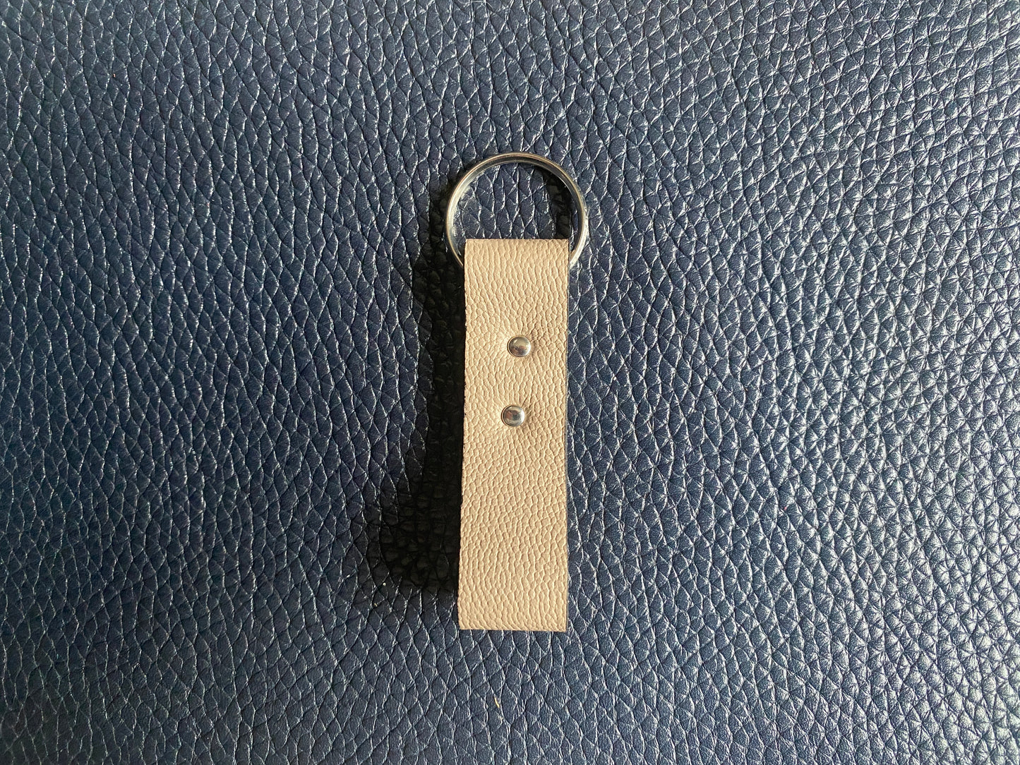 Artisanal - Porte-clé en cuir boucle rivetée