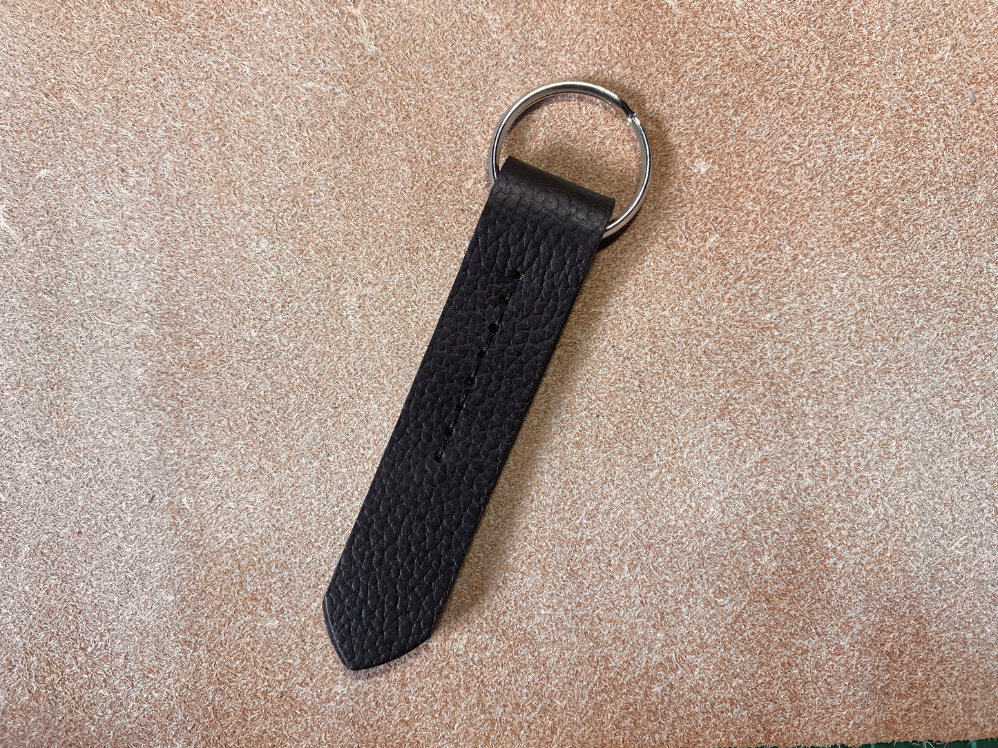 Artisanal - Porte-clé en cuir couture ligne