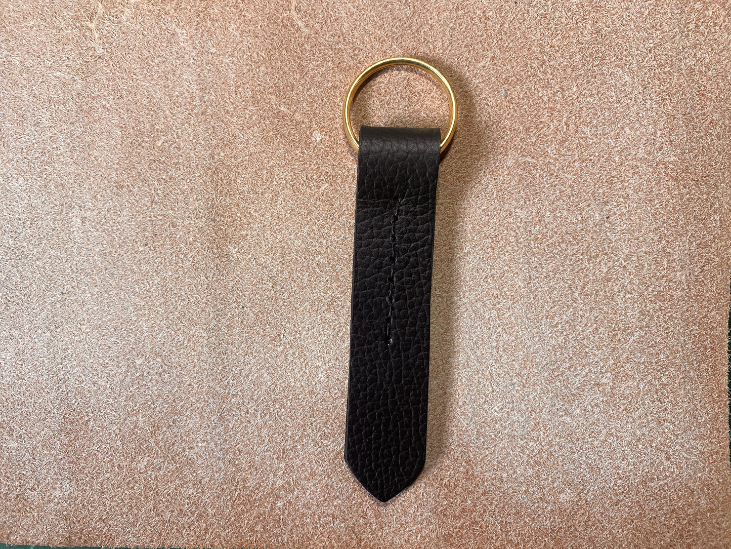 Artisanal - Porte-clé en cuir couture ligne