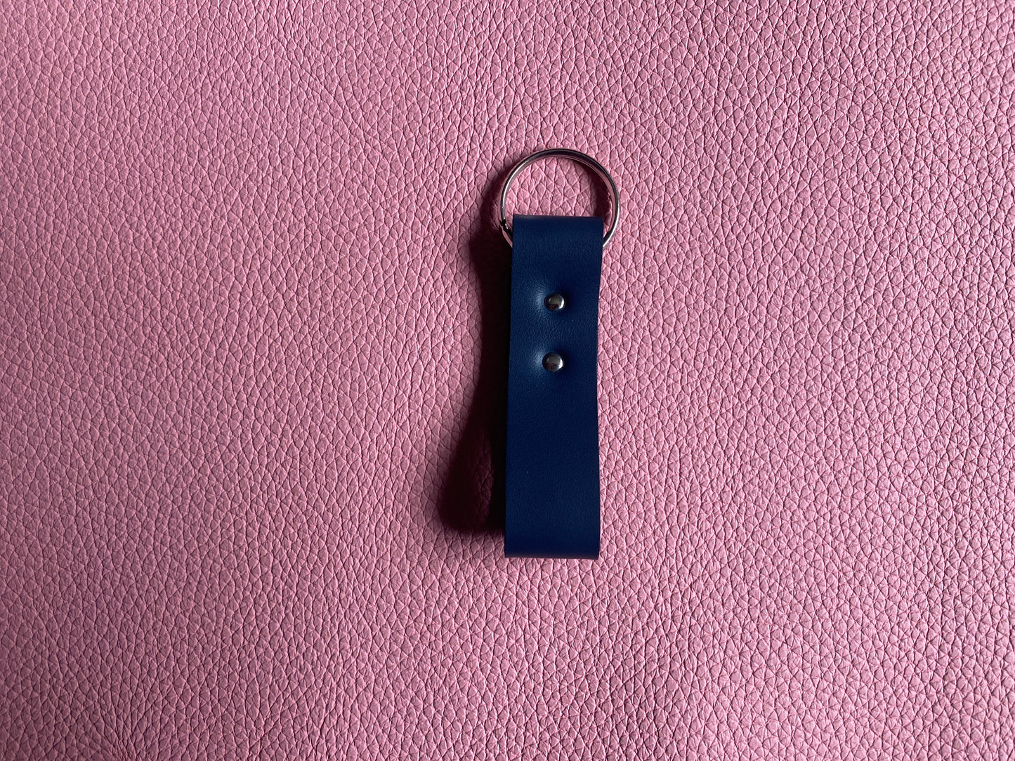 Artisanal - Porte-clé en cuir boucle rivetée