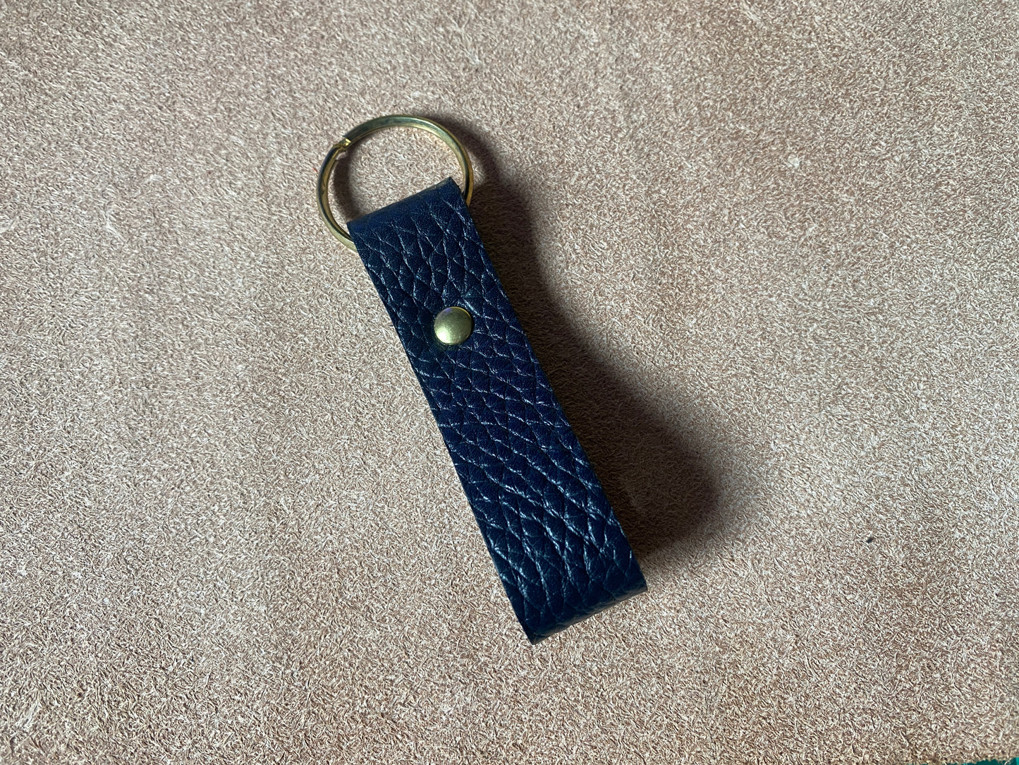 Artisanal - Porte-clé en cuir boucle rivetée