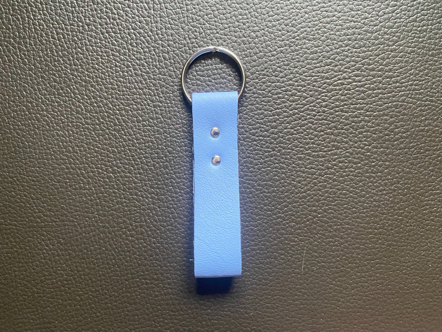 Artisanal - Porte-clé en cuir boucle rivetée