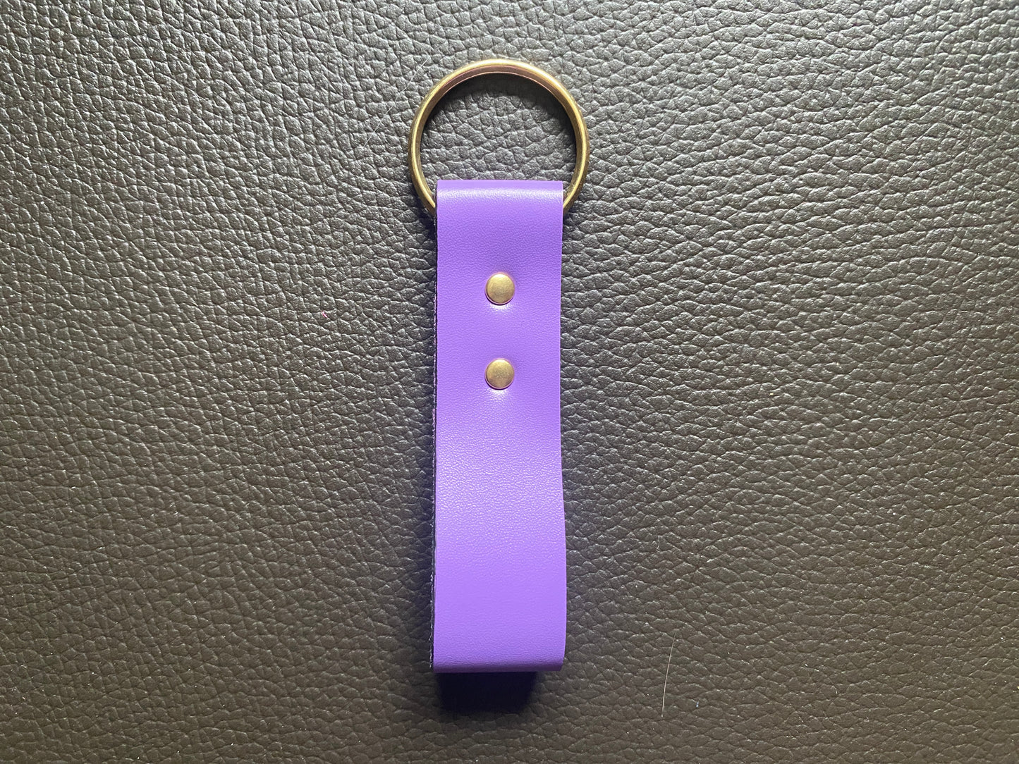 Artisanal - Porte-clé en cuir boucle rivetée