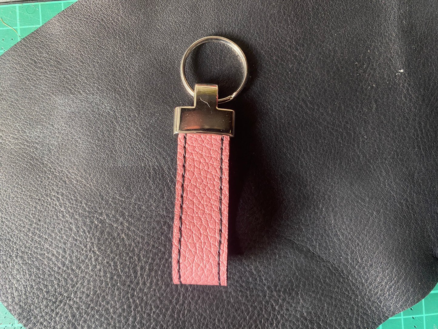 Artisanal - Porte-clé en cuir, tête métal