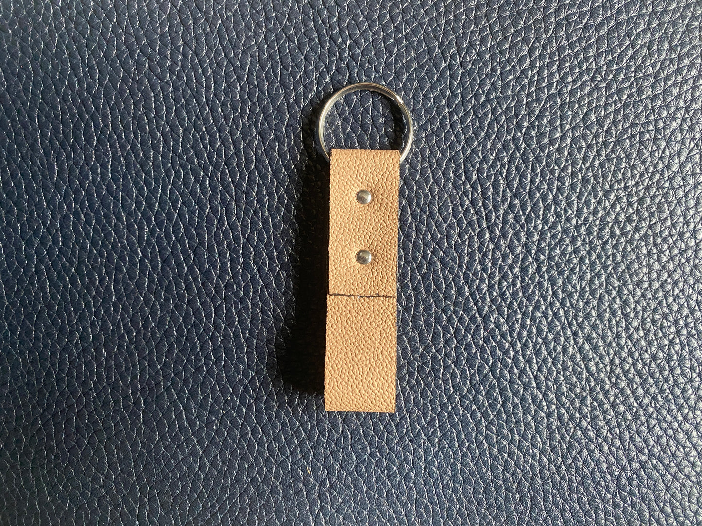 Artisanal - Porte-clé en cuir boucle rivetée