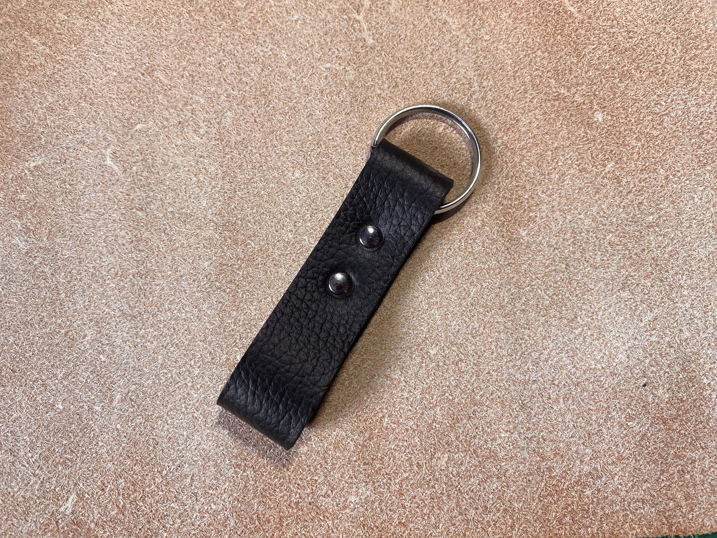 Artisanal - Porte-clé en cuir boucle rivetée