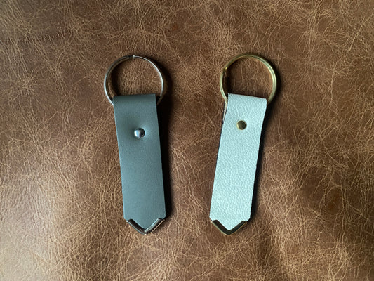 Artisanal - Porte-clé en cuir riveté