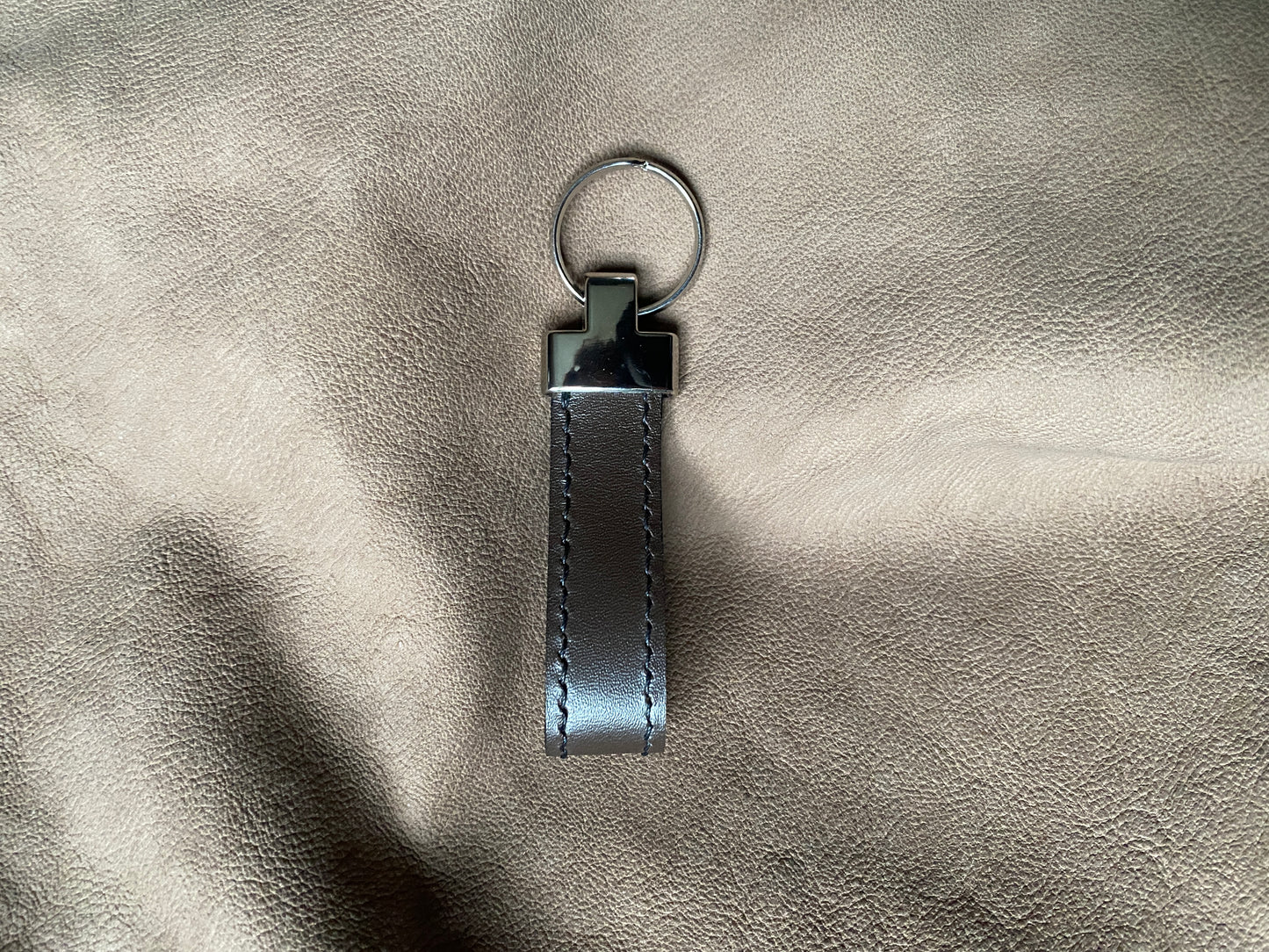 Artisanal - Porte-clé en cuir, tête métal