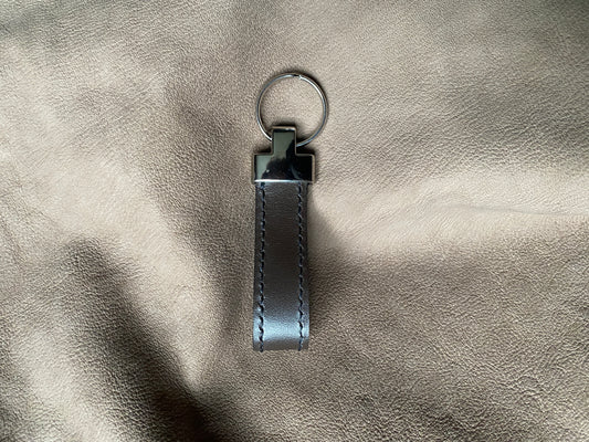 Artisanal - Porte-clé en cuir, tête métal