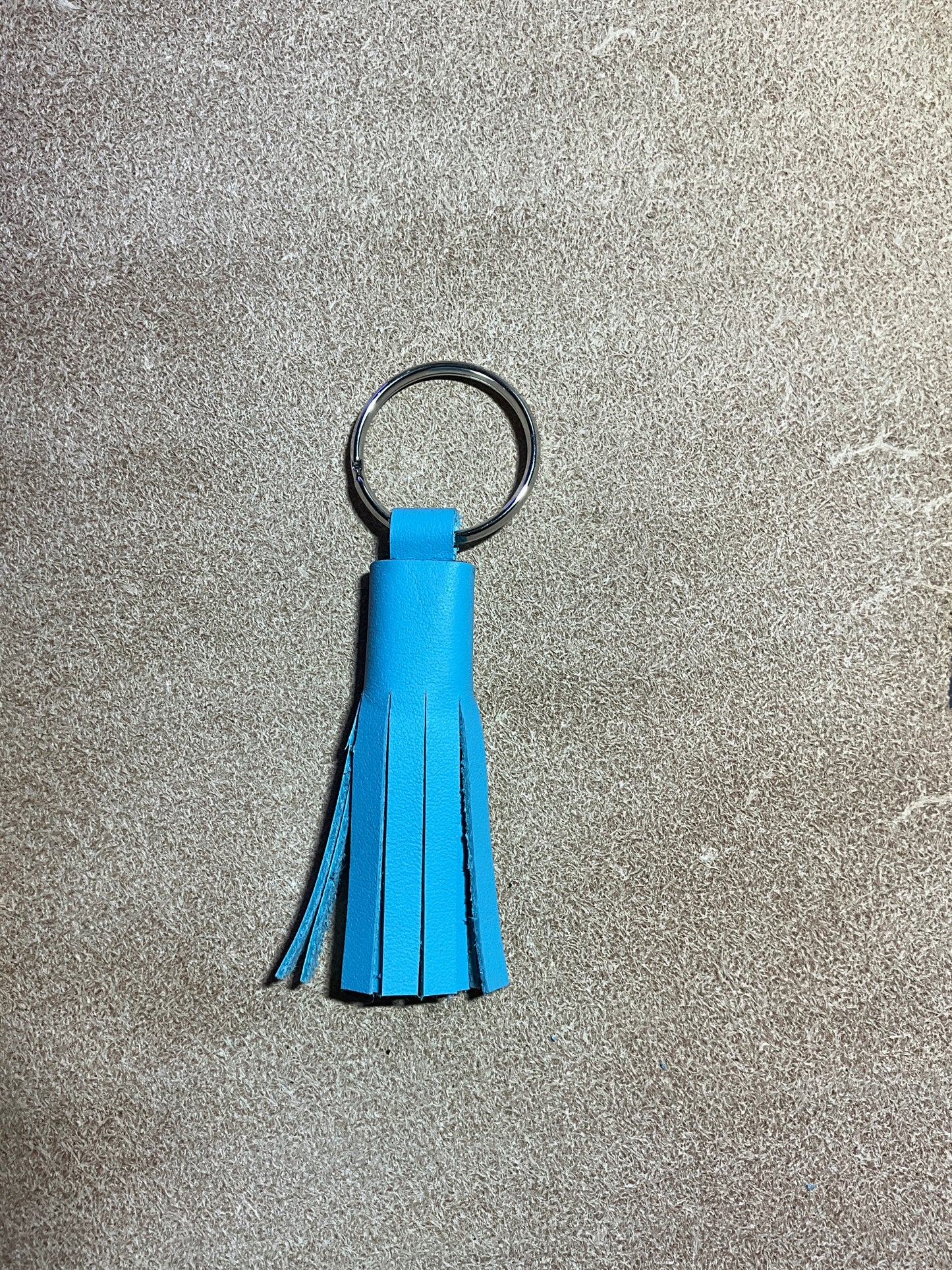 Artisanal - Porte-clé en cuir pompon