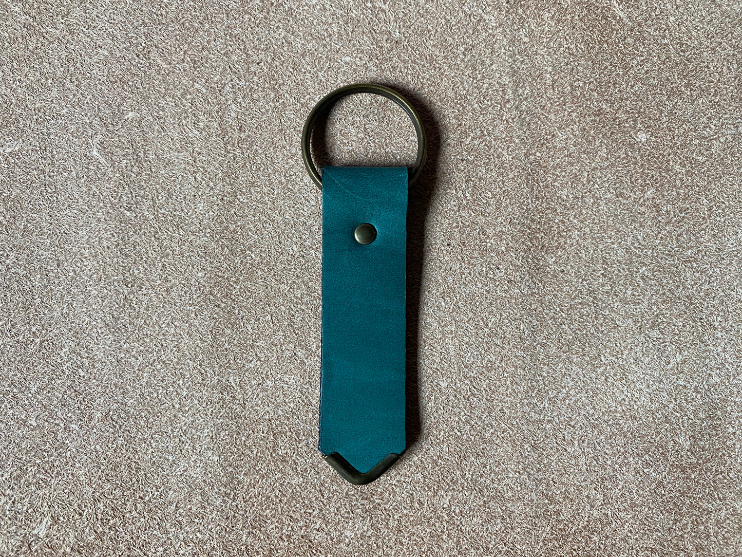 Artisanal - Porte-clé en cuir riveté